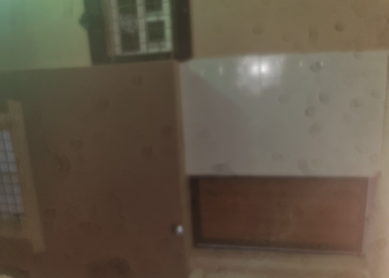 شقة بصالة جلوس وثلاث غرف نوم