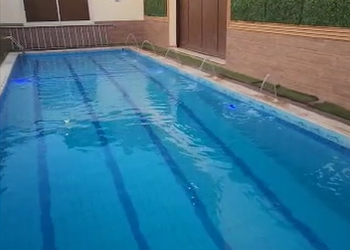 استراحة بمسبح ومسطح اخضر