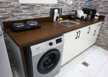 استديو بأثاث مريح وبسيط 