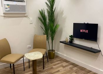 استديو بأثاث مريح وبسيط