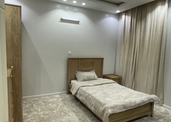 شقة بصالة جلوس وغرفتين نوم 