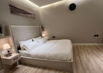استديو بأثاث مريح وبسيط 