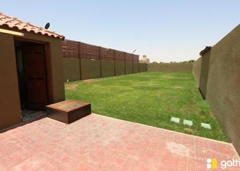 كوخ بجلسة خارجية ومسطح اخضر