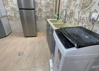 شقة بصالة جلوس وغرفتين نوم 