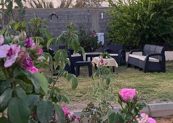 استراحة بمسطح اخضر وجلسة خارجية