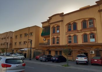 شقة بصالة جلوس وثلاث غرف نوم