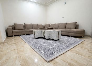 شقة بغرفة معيشة وغرفتين نوم 