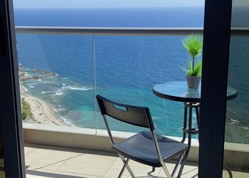 شقة بغرفة نوم مطلة على البحر