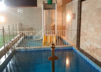 شاليه بألعاب مائية وجلسة خارجية 