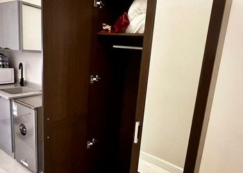 استديو بأثاث مريح وبسيط 