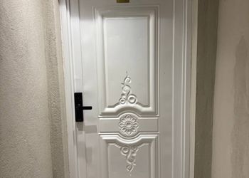 استديو بسرير مريح وتصميم هادئ 
