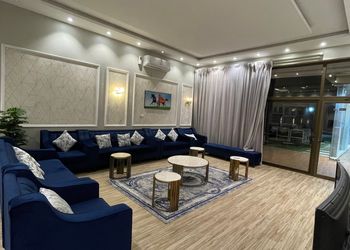 شاليه بمسبح داخلي وجلسة خارجية 