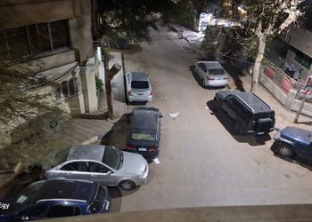 شقة بصالة وثلاث غرف نوم