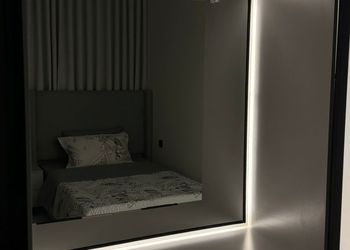 شقة بصالة أنيقة وثلاث غرف نوم 