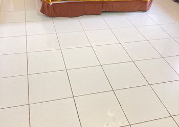 شقة بصالة وثلاث غرف نوم