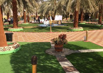 مسطح اخضر بجلسات خارجية 