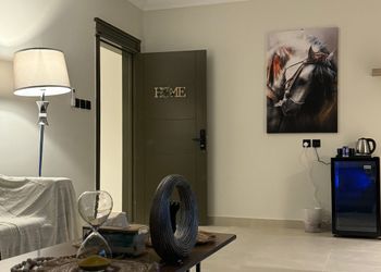 شقة بصالة وغرفة نوم وبأثاث مريح