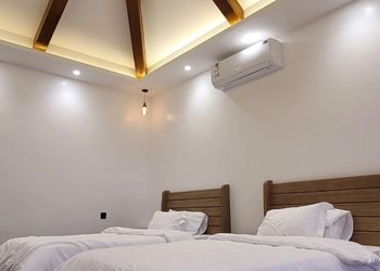 كوخ بصالة جلوس وألعاب أطفال 