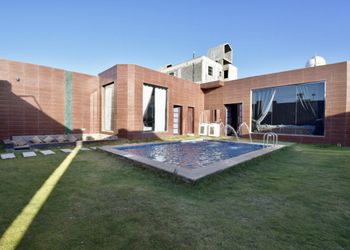 شاليه بمسطح اخضر وصاله وغرفة نوم