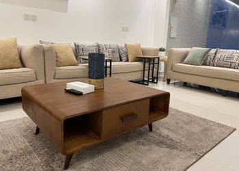 شاليه بجلسة تطل على مسبح خارجي 