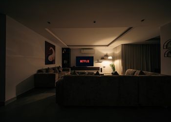 شقة بغرفتين نوم وسينما وبلياردو 