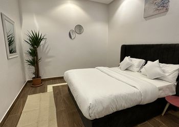 شاليه بمسطح اخضر ومسبح