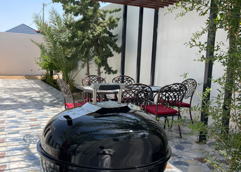 شاليه بمسطح اخضر و مسبح