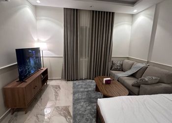 استديو بأثاث مريح وبسيط 