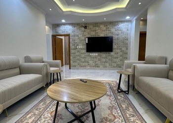 شقة بصالة جلوس وثلاث غرف نوم 