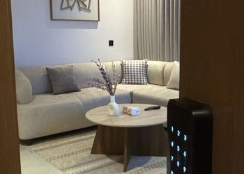 شقة بغرفة معيشة وغرفة نوم 