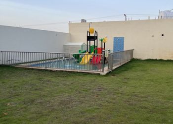 شاليه بألعاب مائية ومسطح اخضر
