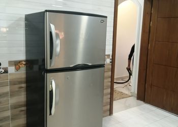 شقة بصالة جلوس وغرفتين نوم 