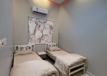 شاليه بألعاب أطفال وجلسة خارجية
