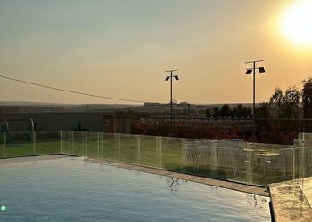 استراحة بمسطحات خضراء وملاعب
