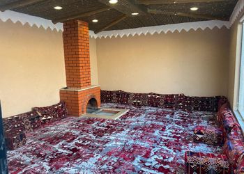 شاليه بمسطح اخضر وألعاب أطفال