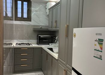 شقة بغرفة معيشة وغرف نوم 