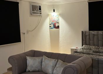 استديو بأثاث مريح وبسيط 