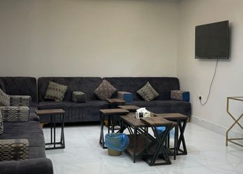 شاليه بجلسة تطل على مسبح خارجي 