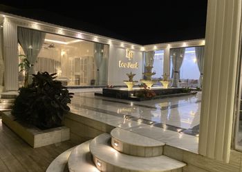 شاليه بجلسة تطل على مسبح خارجي 