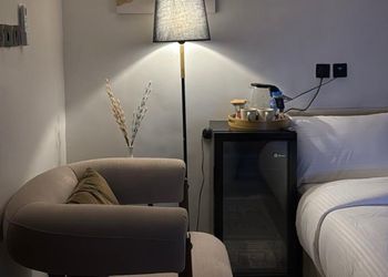 استديو بأثاث مريح وبسيط 