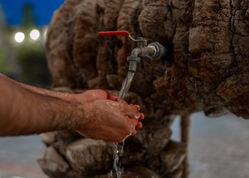 استراحة بجلسات خارجية ومسطح اخضر