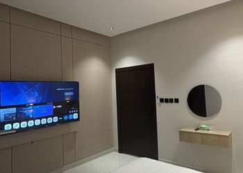 استديو بأثاث مريح وبسيط 