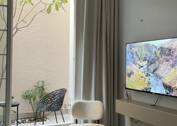 استديو بأثاث مريح وبسيط 