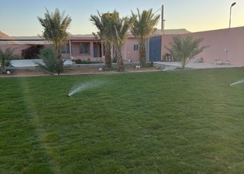 استراحة بجلسة خارجية ومسطح اخضر