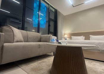 استديو بأثاث مريح وبسيط 
