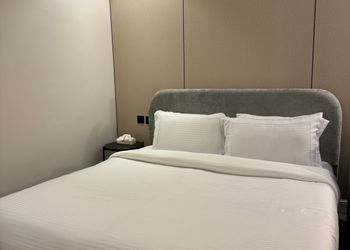استديو بسرير ماستر وجلسة مريحة 