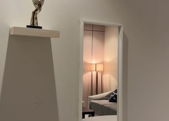 استديو بأثاث مريح وبسيط 
