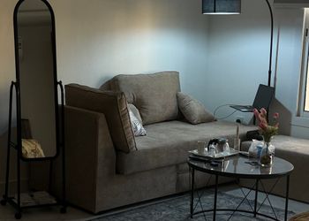 استديو بسرير ماستر وجلسة مريحة 