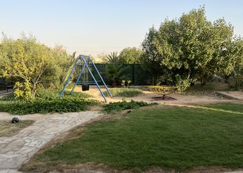 مزرعة بملاعب وإطلالة على النخيل 