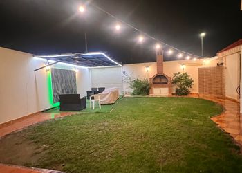 شاليه بمسطح اخضر وجلسة خارجية 